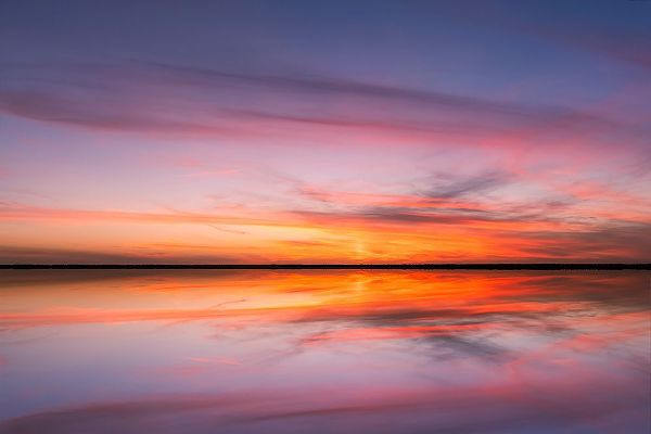 Jones, Adam 아티스트의 Sunset on Harney Lake at sunset-Florida작품입니다.